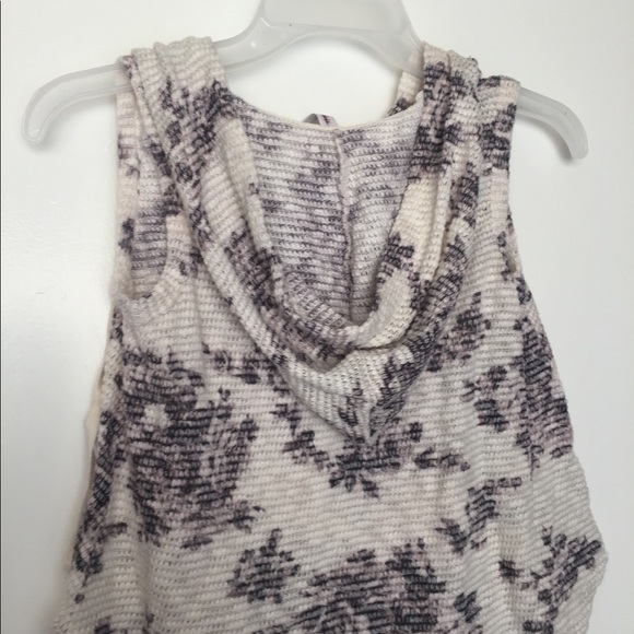 Super cute crop top with hood! - Picture 1 of 3